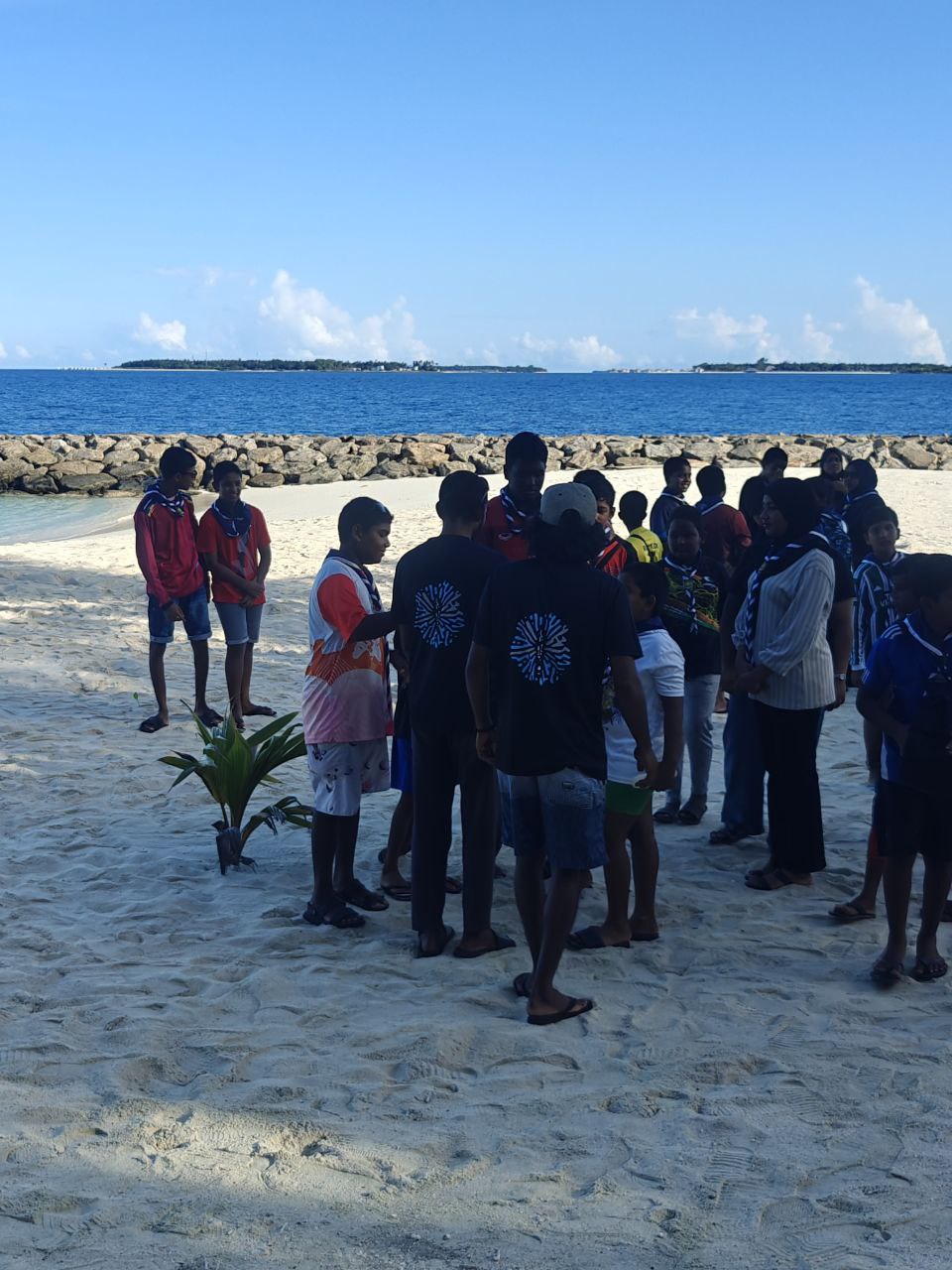 Baa Atoll School Scouts and Muraka Farm members during the beach clean-up